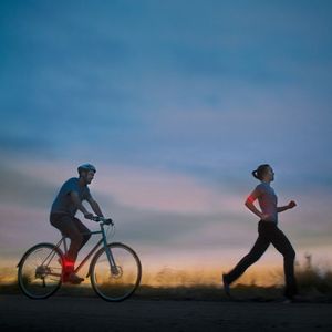 Luz LED y Banda Reflectiva Recargable para Ciclistas o Corredores Nite Ize Color Amarilla