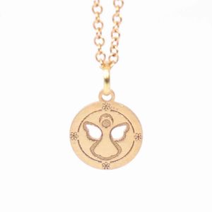 Cadena con Dije Circular y un Ángel en el Centro con las Alas Caladas en Oro 18 k.