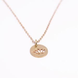 Cadena con Dije Circular con Flor de Loto Calada en Oro 18 k.