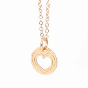 Cadena con Dije Circular y un Corazón Calado en el Centro en Oro 18 k.