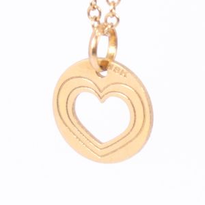 Cadena con Dije Circular y un Corazón Calado en el Centro en Oro 18 k.