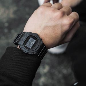 Reloj Casio G-Shock DW5750E-1B Para Hombre Digital Luz De Fondo Acuático 200m Negro