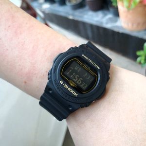 Reloj Casio G-Shock DW5700BBM-1 Para Hombre Digital Luz De Fondo Acuático 200m Negro
