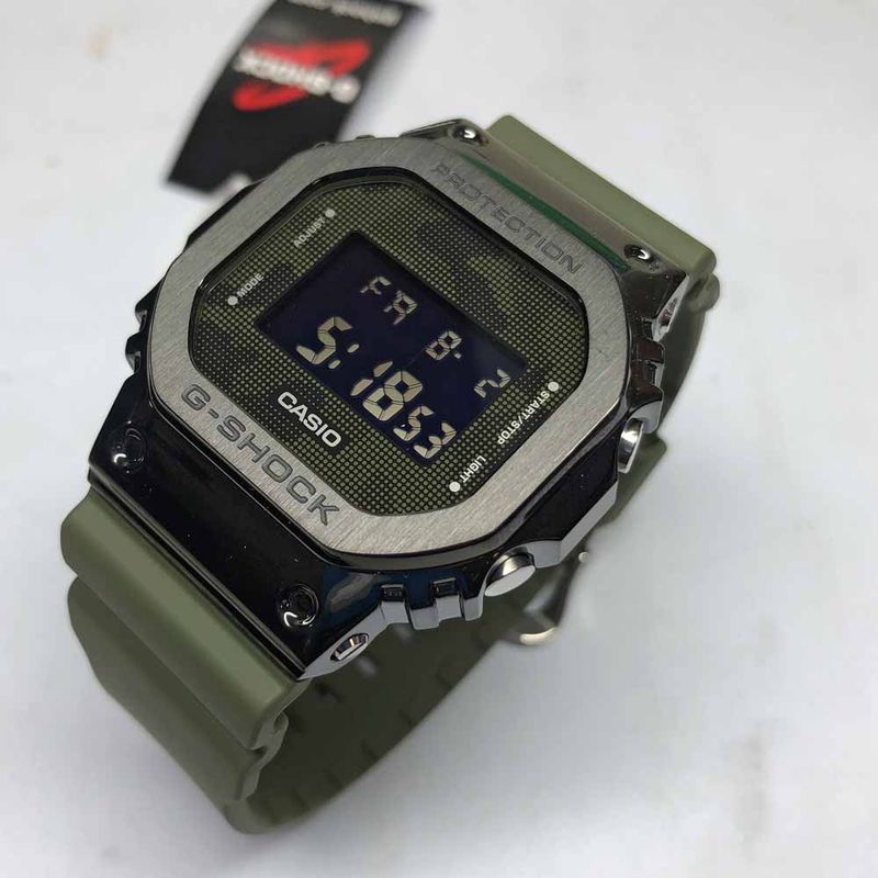 Casio G-Shock GM5600-1 Reloj digital con bisel de metal de acero inoxidable  para hombre, Plata/Negro, Digital