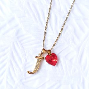 Collar Dorado Dije Letra Inicial J con Cristal Corazón Rojo