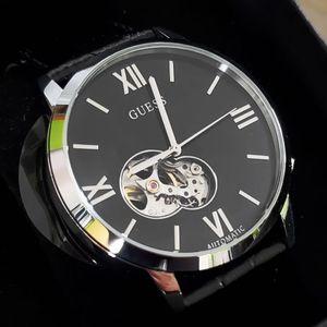 Reloj Guess Automático Open Heart W1267G1 Para Hombre Correa de Cuero Negro Plateado