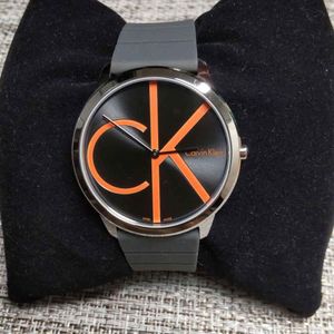 Reloj Calvin Klein Minimal K3M211T3 Suizo Para Hombre Correa de Silicona Gris Plateado