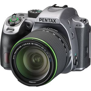 Cámara DSLR Pentax K-70 con lente de 18-135 mm Plata