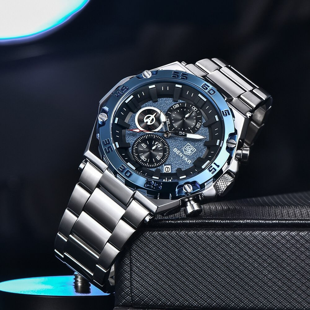 Reloj para caballero tipo urban o deportivo, en tonos azul metálico.