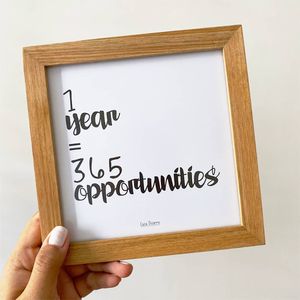 Cuadro con frase de inspiración "365 oportunidades" hecho en madera por Casa Pizarro 17 x 17 cm