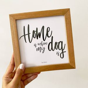 Cuadro con dedicatoria "Home is where my dog is" hecho en madera por Casa Pizarro 17 x 17 cm