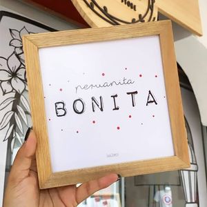 Cuadro con dedicatoria "Peruanita bonita" hecho en madera por Casa Pizarro 17 x 17 cm
