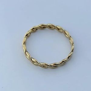 Puñera Artemisa Entrelazada en Oro