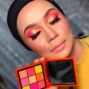 Set de 10 brochas + Paleta de Sombras Neón 01