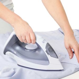 Plancha Ligera a Vapor Oster con Base Antiadherente