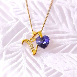 Collar Letra Inicial V con Cristal Corazón Morado