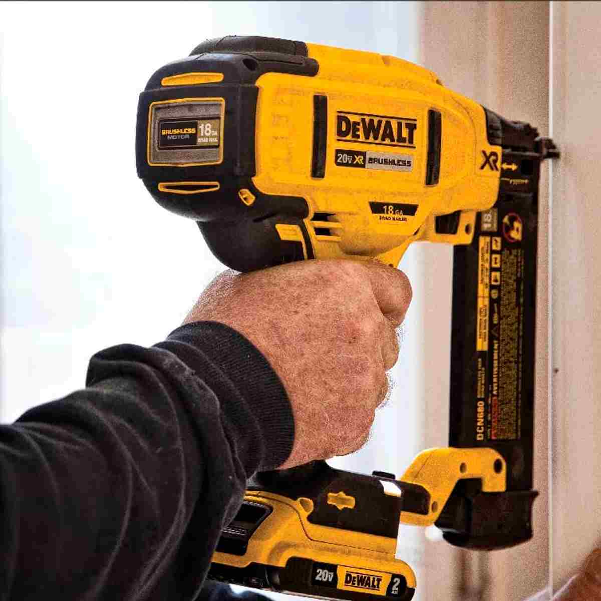 Clavadora Inalámbrica 20V MÁX XR 18GA DEWALT DCN680B