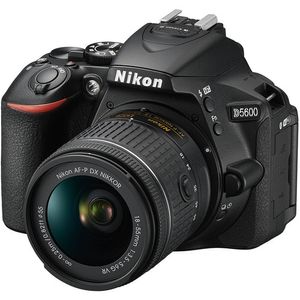 Cámara DSLR Nikon D5600 con lente de 18-55 mm