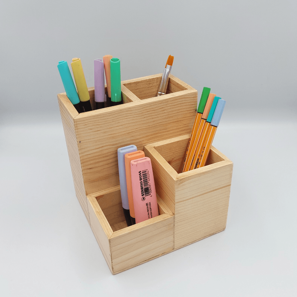 Organizador de escritorio de madera con lapicero y compartimentos