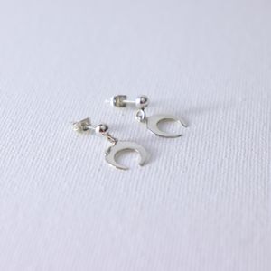 Aretes Artemisa con Luna Invertida