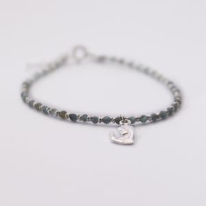 Pulsera de piedras naturales con dije de virgen