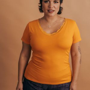 Polo de Algodón Lycrado para Mujer Barda Vania con Detalle de Blonda Color Anaranjado