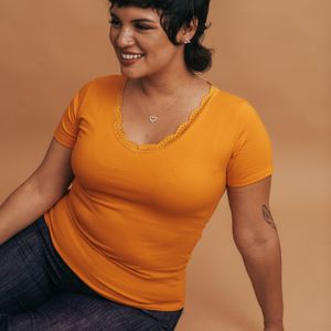 Polo de Algodón Lycrado para Mujer Barda Vania con Detalle de Blonda Color Anaranjado