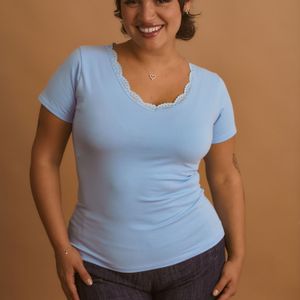 Polo de Algodón Lycrado para Mujer Barda Vania con Detalle de Blonda Color Celeste