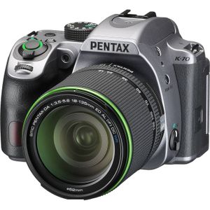 Cámara Dslr Pentax K 70 con Lente de 18 135 Mm y Kit de Accesorios Plateado