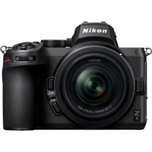 Cámara Mirrorless Nikon Z5 con Lente de 24 50Mm y Kit de Accesorios