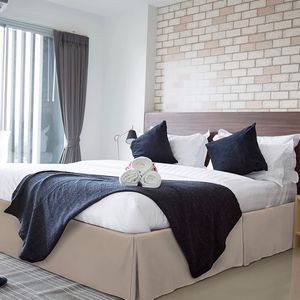 Faldon de Tarima Nube Hogar Drill con Pinzas Queen 160cm X 200cm Beige claro 30cm