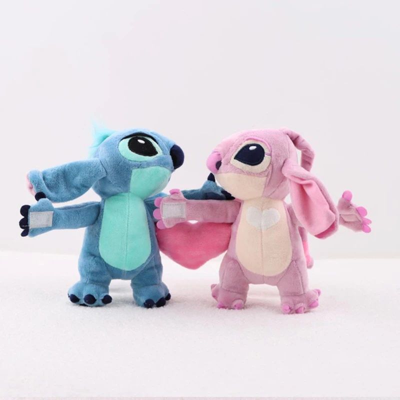 Encuentra el mejor regalo para los amantes de Stitch y Angela! 💙💖 más de  10 opciones de arreglos con peluches de Stitch. Estas adorables…