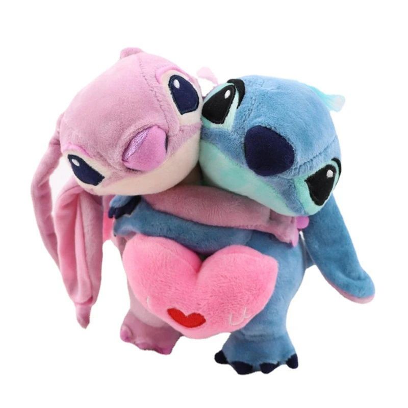 Encuentra el mejor regalo para los amantes de Stitch y Angela! 💙💖 más de  10 opciones de arreglos con peluches de Stitch. Estas adorables…