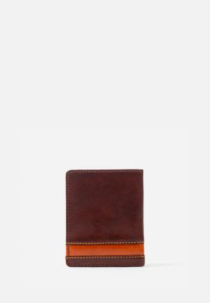 BILLETERA DE ESTILO CASUAL EN CUERO ITALIANO Y DETALLES EN CONTRASTE