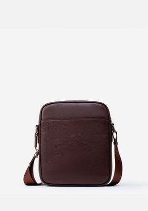 MORRAL DE ESTILO CASUAL EN CUERO GRABADO