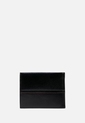 BILLETERA CON DETALLE EXTERIOR
