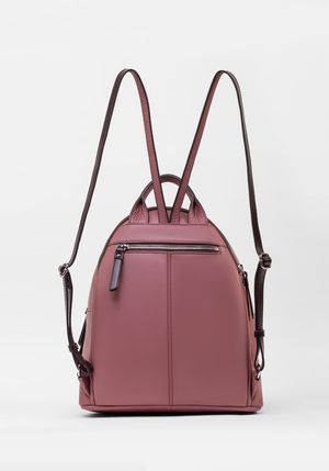 MOCHILA MEDIANA EN CUERO GRABADO