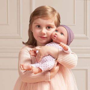 Muñeco Bebé Con Gorro Lila Y Ojos Azul Lullababy