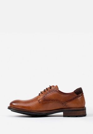 ZAPATOS CASUALES ESTILO DERBY CON CUERO GRABADO