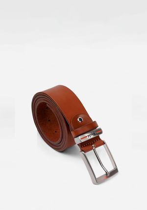 CORREA CON DETALLE DE LOGO GRABADO