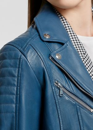 CASACA ESTILO BIKER EN CUERO COLOR ENTERO