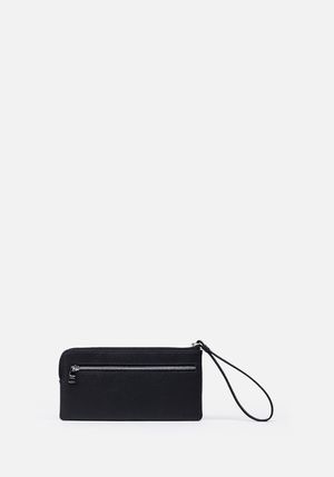 POUCH BAG EN CUERO GRABADO CON LOGO DE MARCA