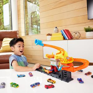 Hot Wheels Pista Pizza Slam Cobra Attack con espiral y 1 auto a escala 1:64