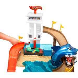 Hot Wheels Shifters Sharkport Showdown pista con auto a escala 1:64