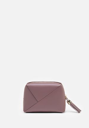 MONEDERO TASSEL