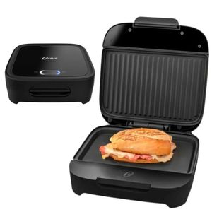 Sandwichera Oster Compacta con Platos Hondos CKSTSM400