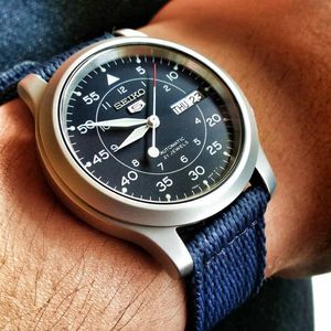 Reloj Seiko 5 SNK807K2 Automático Para Hombre Acero Inoxidable Mate Correa de Nailon Azul