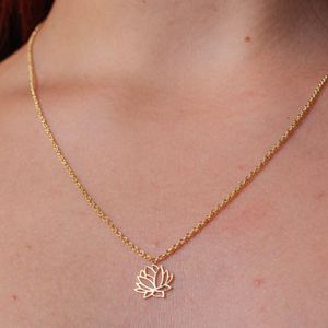 Collar Flor de Loto Bañado en Oro 24K