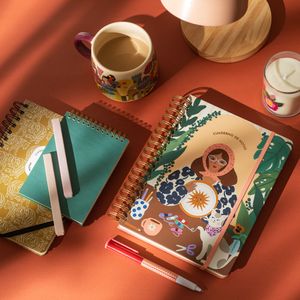 Libreta con Liga y 120 Hojas con Puntos 15 x 21 cm