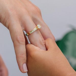 Anillo de Compromiso Bañado en Oro 24K Talla 7